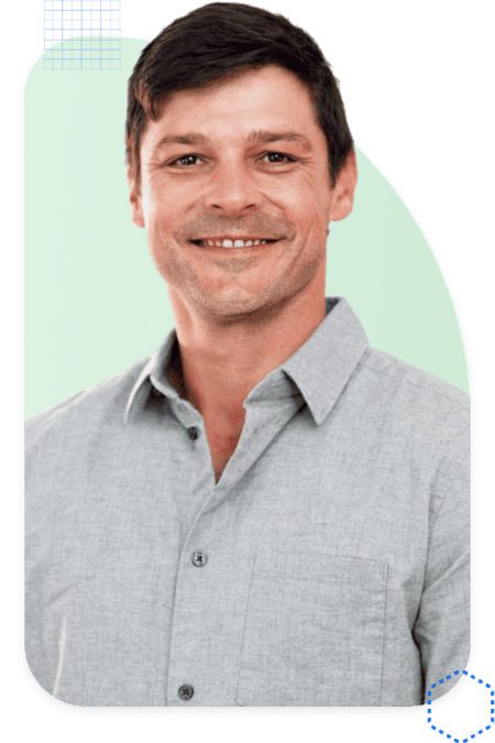 Selbstbewusster Mann mit neutralem Gesichtsausdruck, der KI-Dienstleistungen repräsentiert