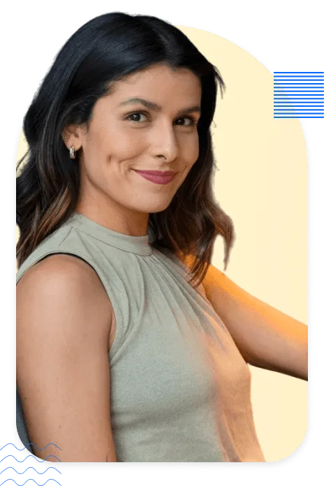 Mujer sonriente de pelo oscuro ondulado que mira por encima del hombro