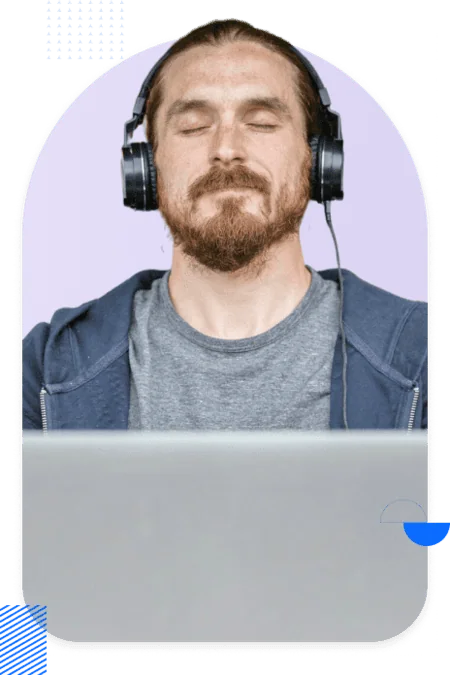 Mann mit Kopfhörern entspannt vor dem Laptop – stellvertretend für Work-Life-Balance und Werte im Unternehmen