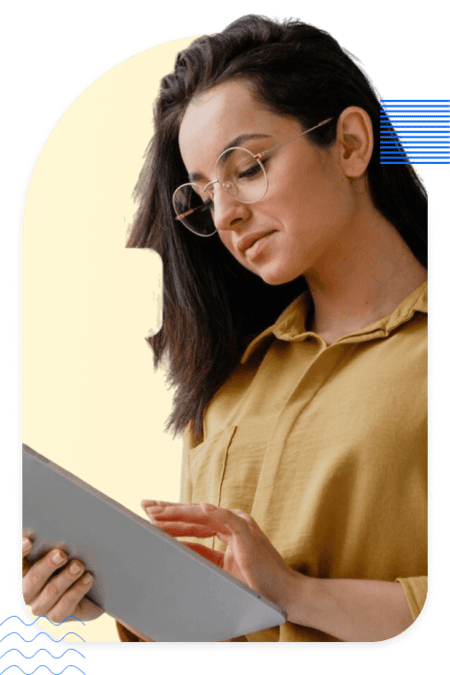 Konzentrierte Frau mit Brille am Tablet – stellvertretend für datengetriebene Strategien im digitalen Marketing