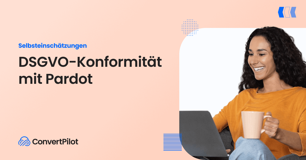 Lächelnde Frau im orangen Pullover bei der Selbstbewertung zur Pardot-DSGVO-Konformität