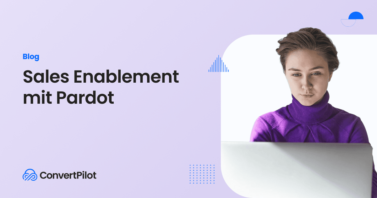 Frau mit kurzen Haaren in lila Rollkragenpullover arbeitet am Laptop während sie Sales Enablement mit Pardot studiert