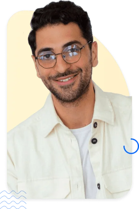 Lächelnder Mann mit Brille, der Selbstvertrauen für den Website-Services-Bereich vermittelt